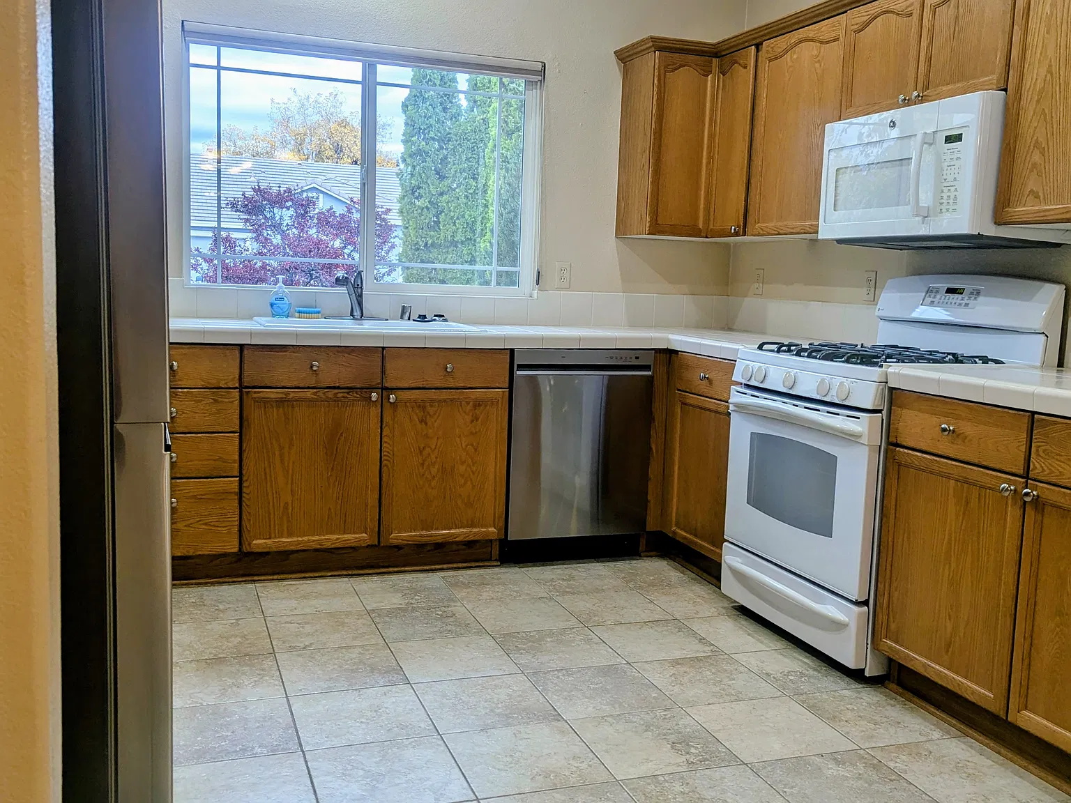 3 bed, 1443 sqft, $2,500 — Photo 2