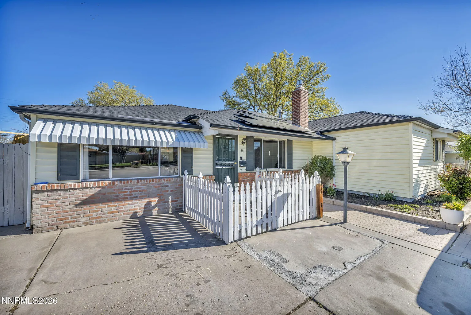 18 E Prater Way photo 1