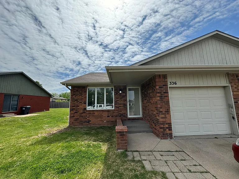 336 N Country Acres Ave — Photo 2
