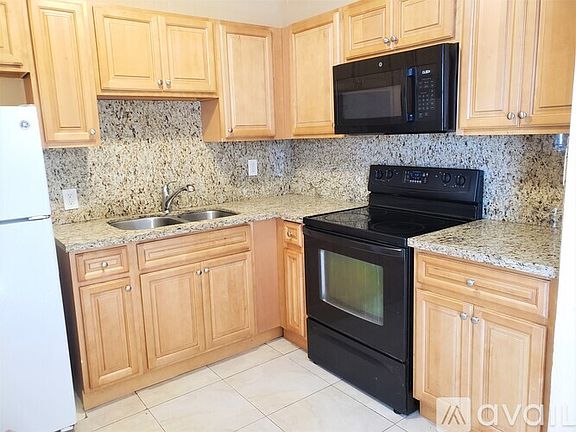 4th image of 14245 NE 8th Ave