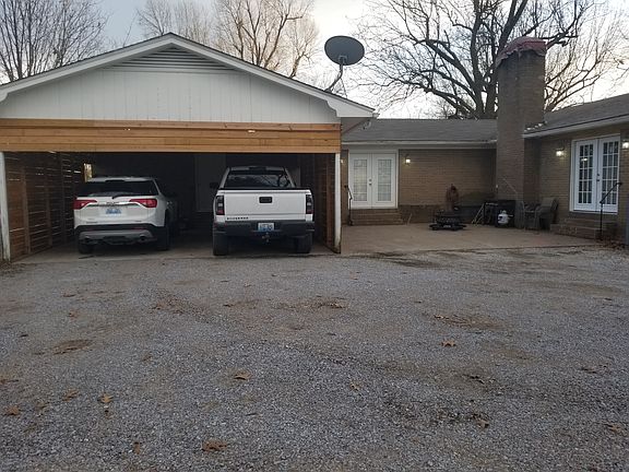 Coverd carport with courtyard
