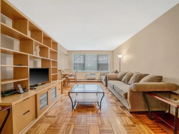 61 Maine Ave #D5, Rockville Centre, NY 11570