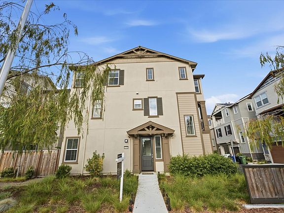 4th image of 37751 Hickory St