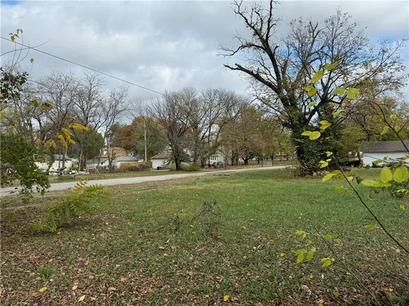 1002 S Forest Ave, Chanute, KS 66720