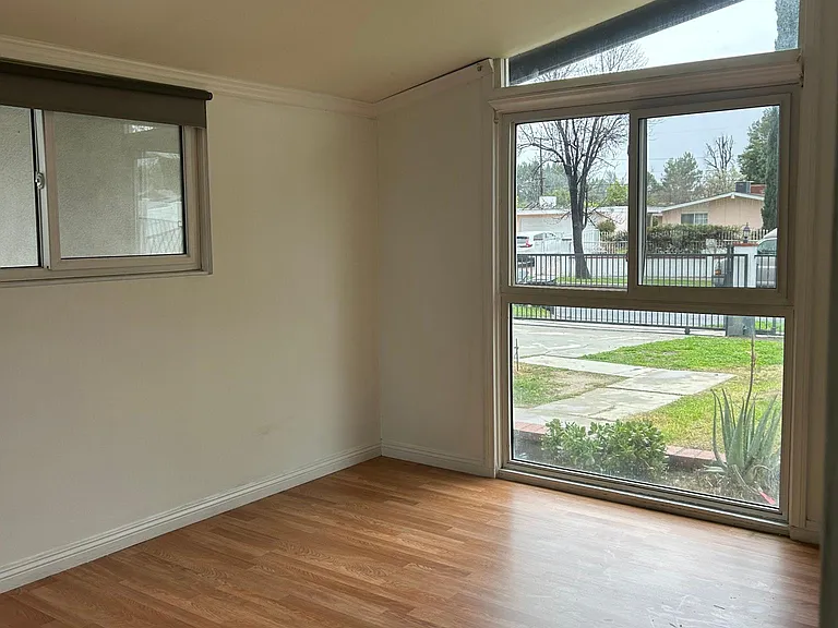 20637 Kittridge St — Photo 25