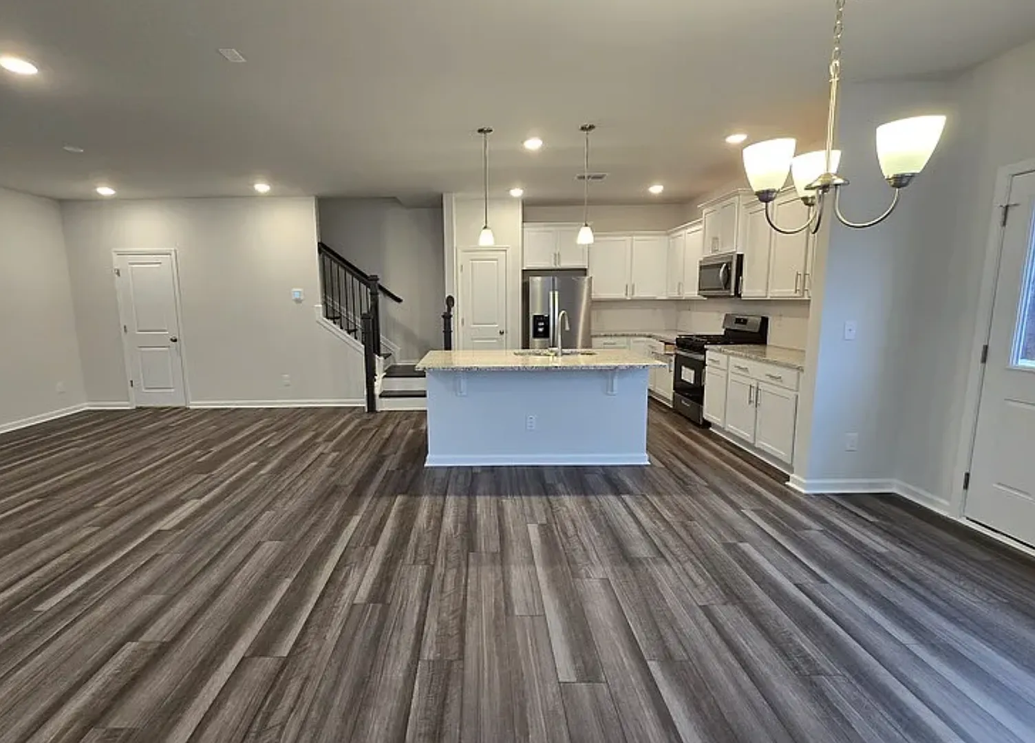 Modern Like-new 3 bedroom 2.5 bath townhouse in Jamestown w/2-car garage — Photo 4