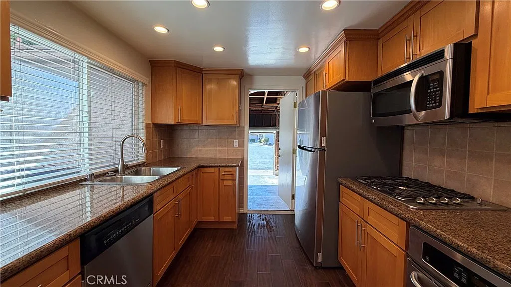 4 bed, 1716 sqft, $4,000 — Photo 2