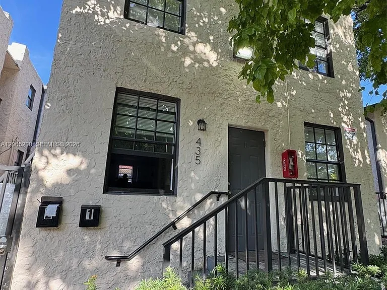 1068 NW 5th St #B-1 — Photo 2