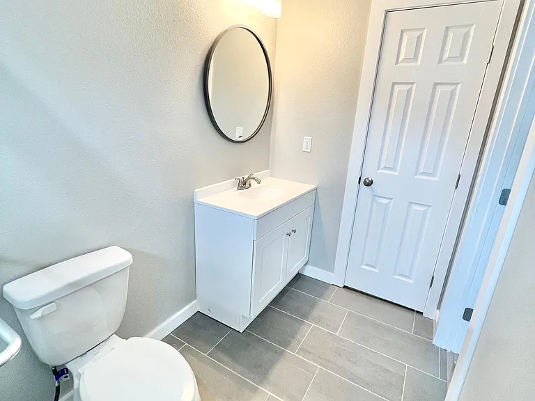2035 Waverly Ave — Photo 11