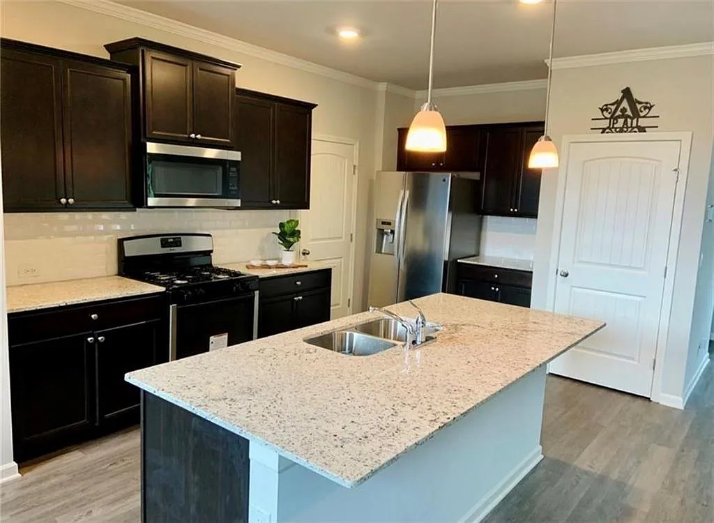 4 bed, 2.5 bath, 1979 sqft, $2,350 — Photo 3
