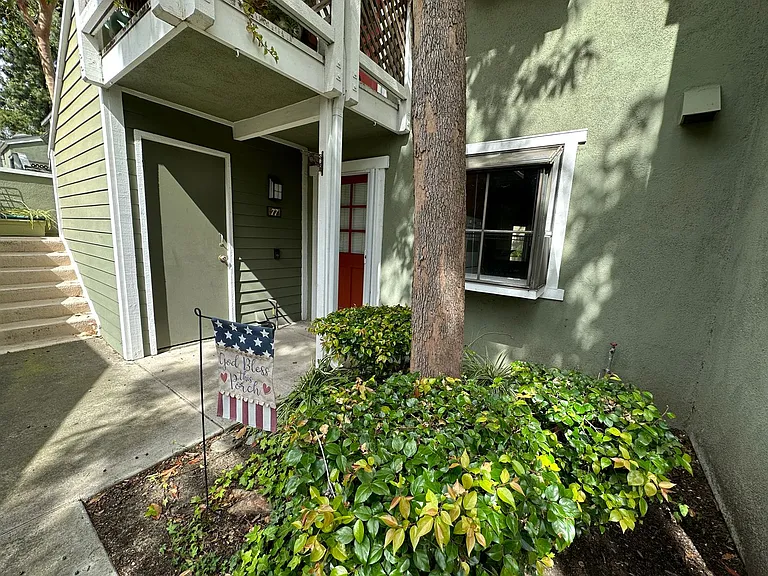 700 E Lake Dr #77 — Photo 2