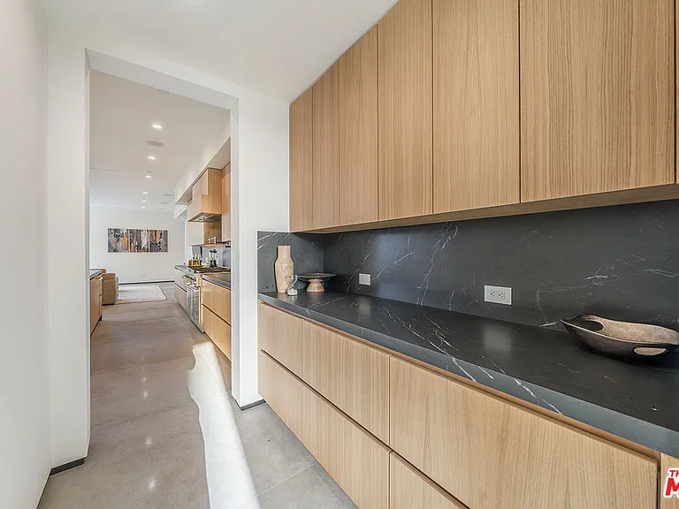 200 N Doheny Dr — Photo 52