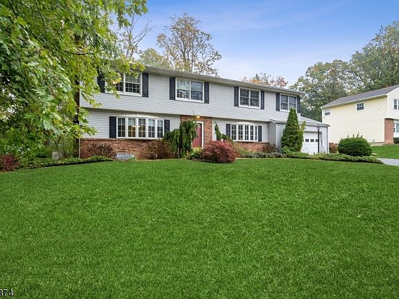 3rd image of 5 Tall Oaks Dr