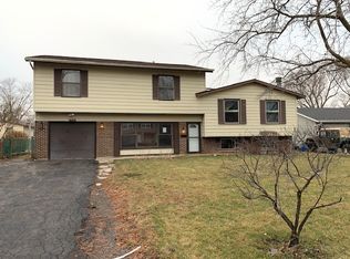 7962 Sherwood Cir N, Hanover Park, IL 60133