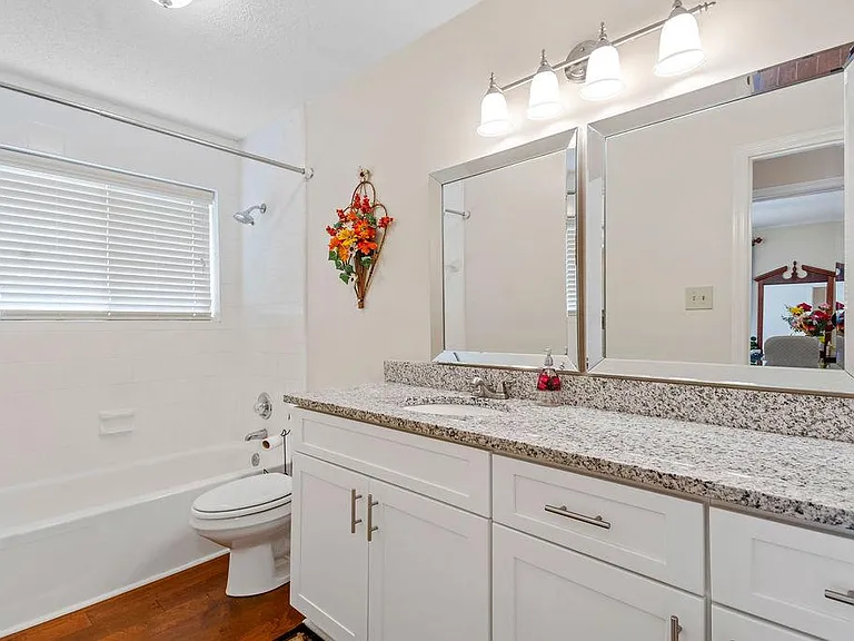 335 W Taylors Xing — Photo 11