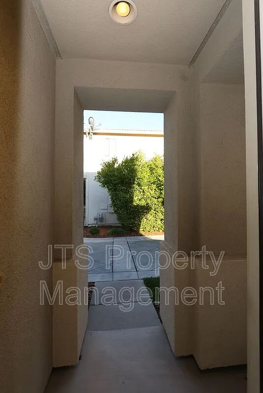3 bed, 2.0 bath, 2613 sqft, $2,595 — Photo 3