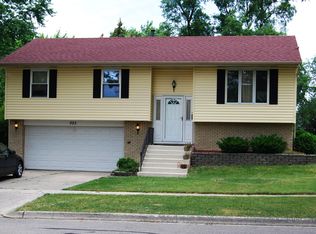925 Meadow Ln, Streamwood, IL