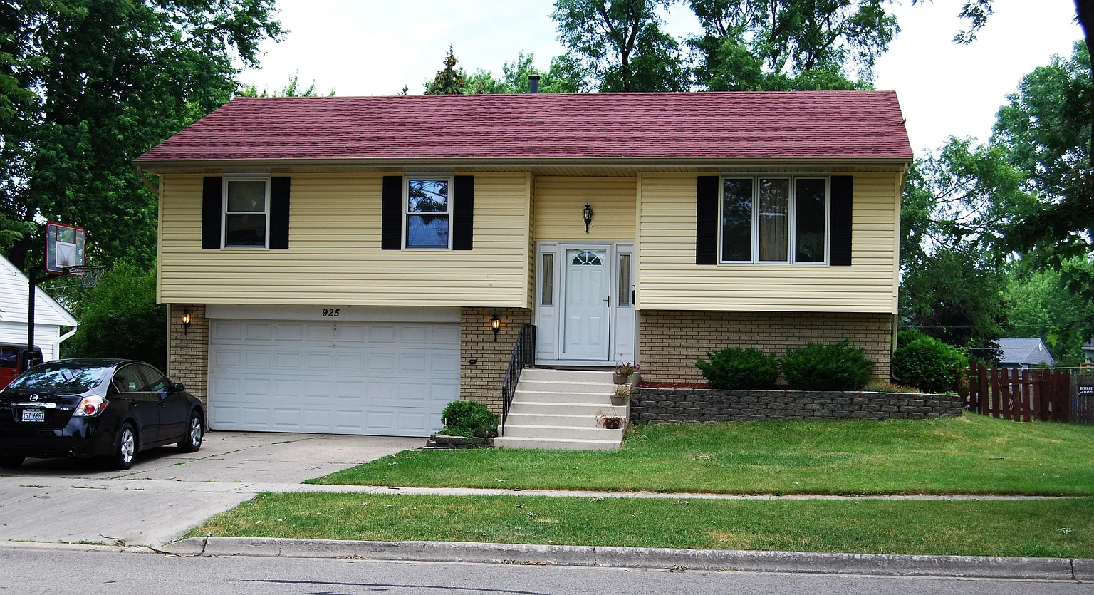 925 Meadow Ln photo 1