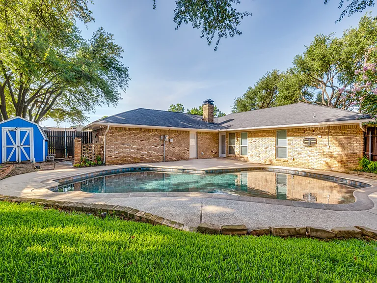 2020 Normandy Dr — Photo 2