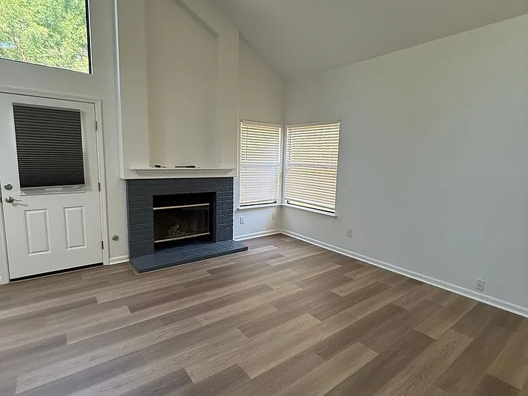 300 Grove Ct — Photo 17
