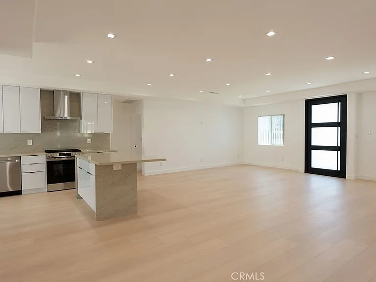 14605 Wyandotte St — Photo 40