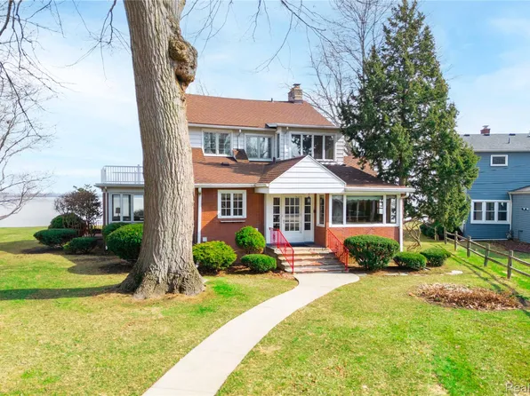 29863 E River Rd, Grosse Ile, MI 48138