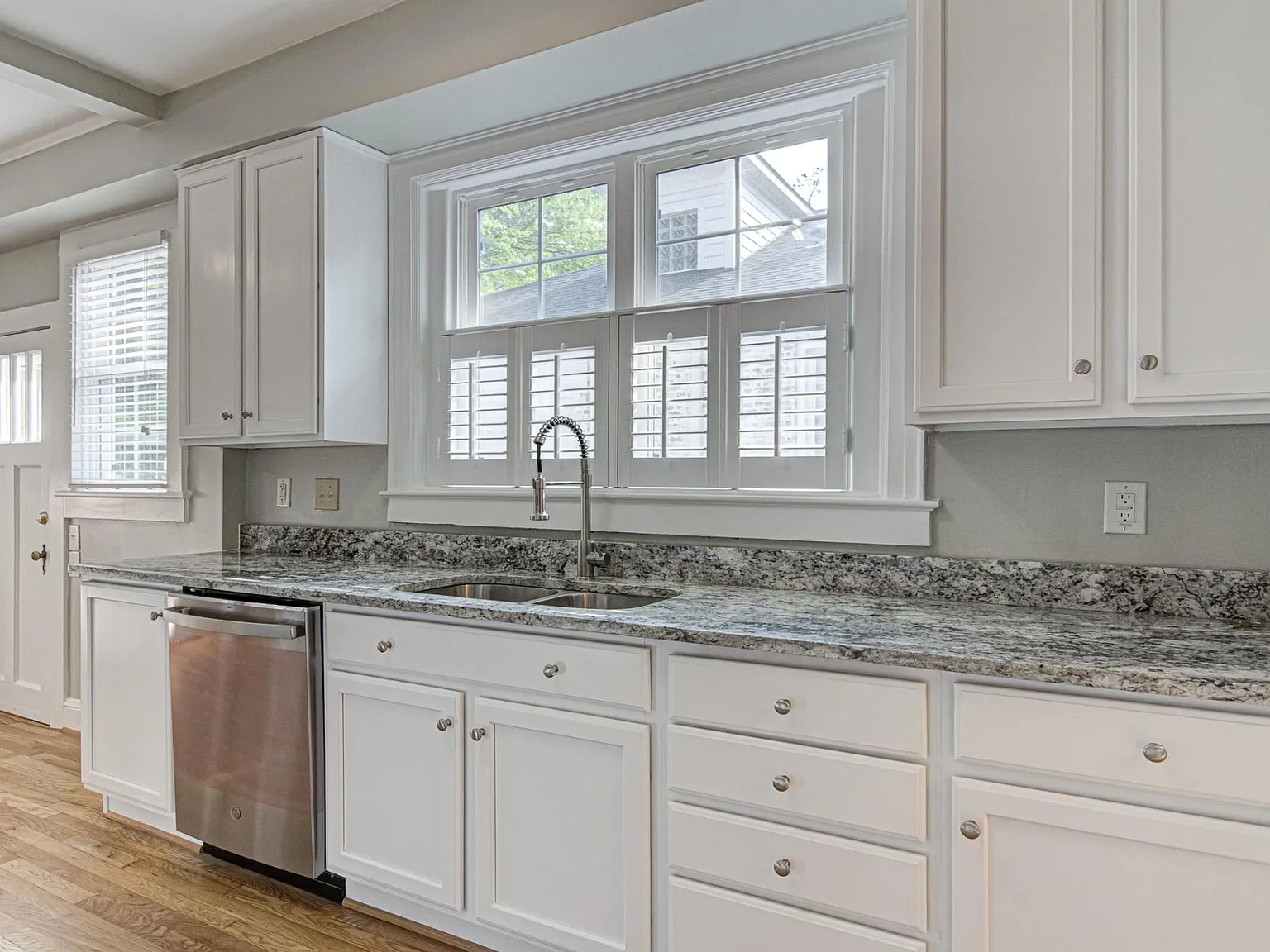 4 bed, 2128 sqft, $2,575 — Photo 3
