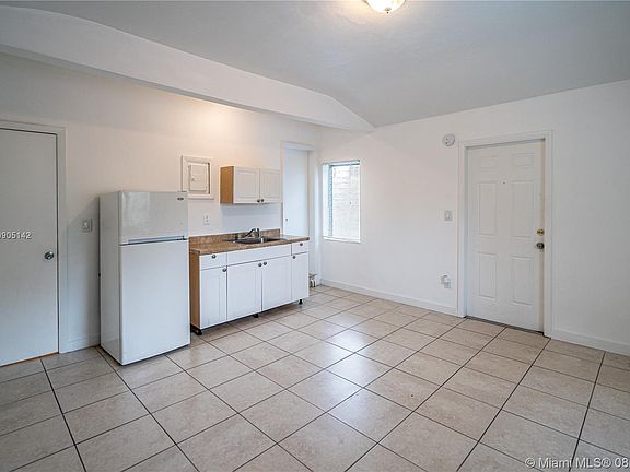 4th image of 705 Lenox Ave APT 9A