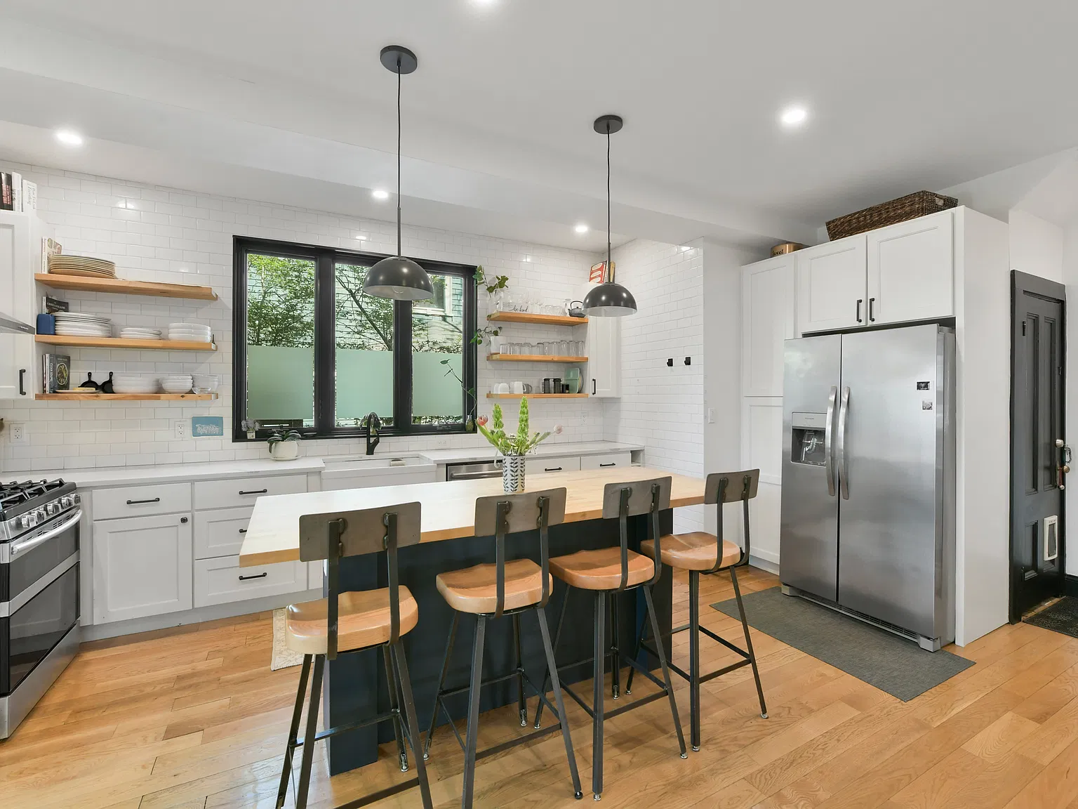 5 bed, 2.5 bath, 2649 sqft, $5,500 — Photo 4