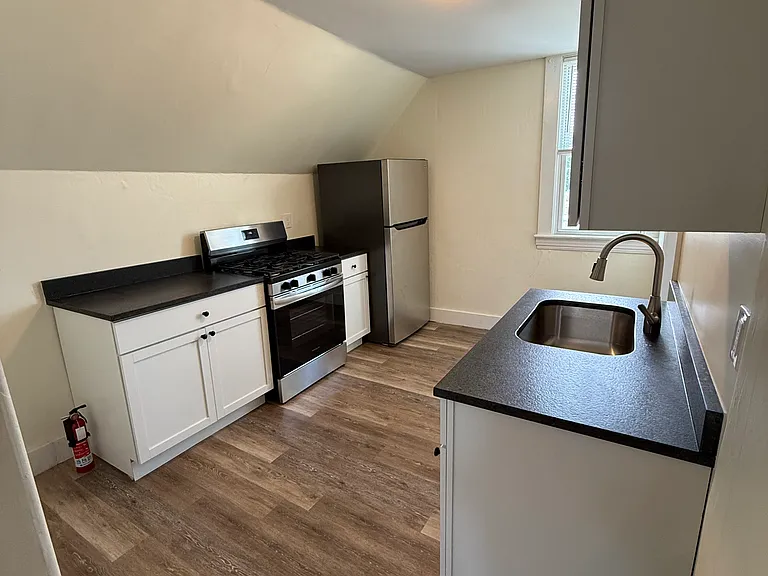 498 Stanley St #3 — Photo 5