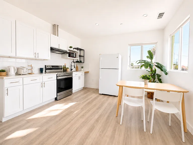 3027 1/2 Walton Ave #1 — Photo 2