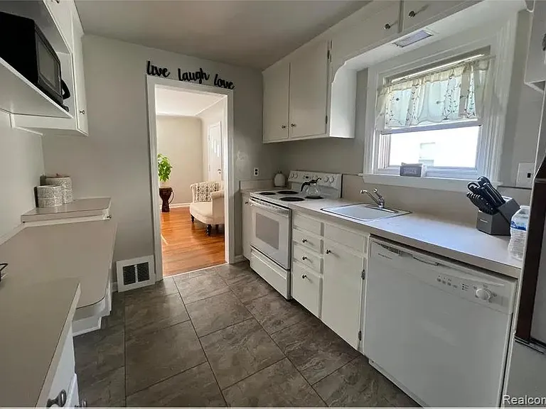 95 Cherryland St — Photo 3