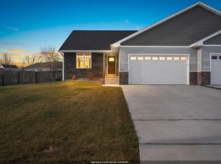 843 Red Hawk Dr, Pulaski, WI 54162