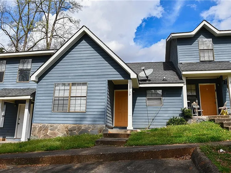 735 Oak Dr — Photo 1
