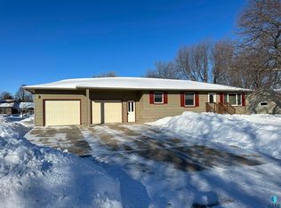 713 SW Wynken Dr, Freeman, SD 57029