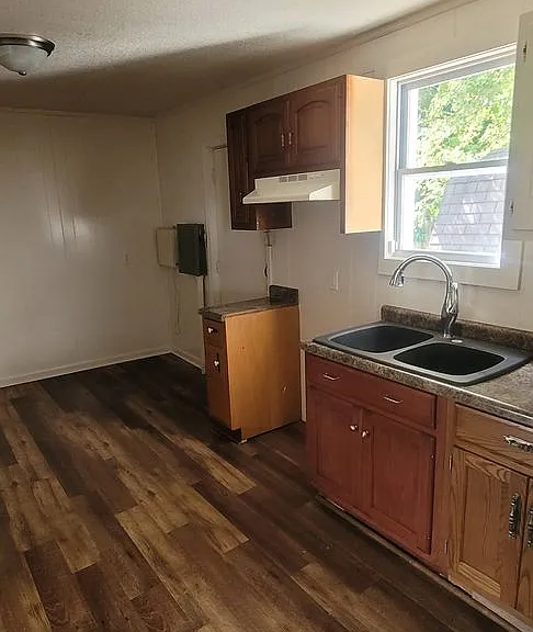 617 Center St — Photo 3