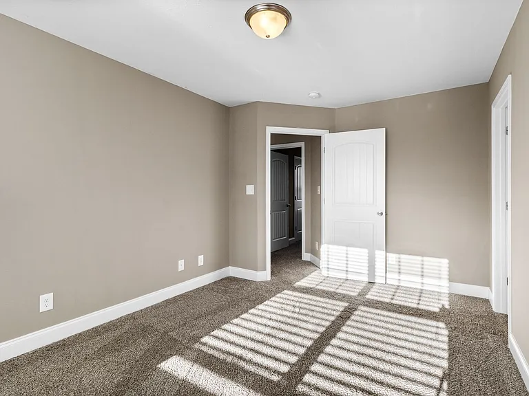 909 Charlotte St — Photo 16