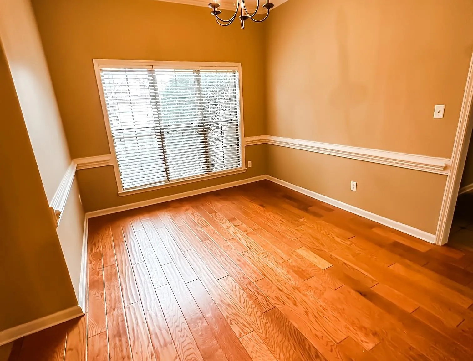 4 bed, 2.0 bath, 2347 sqft, $2,300 — Photo 3