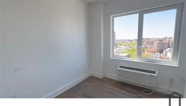 3 bed, 900 sqft, $3,373 — Photo 2