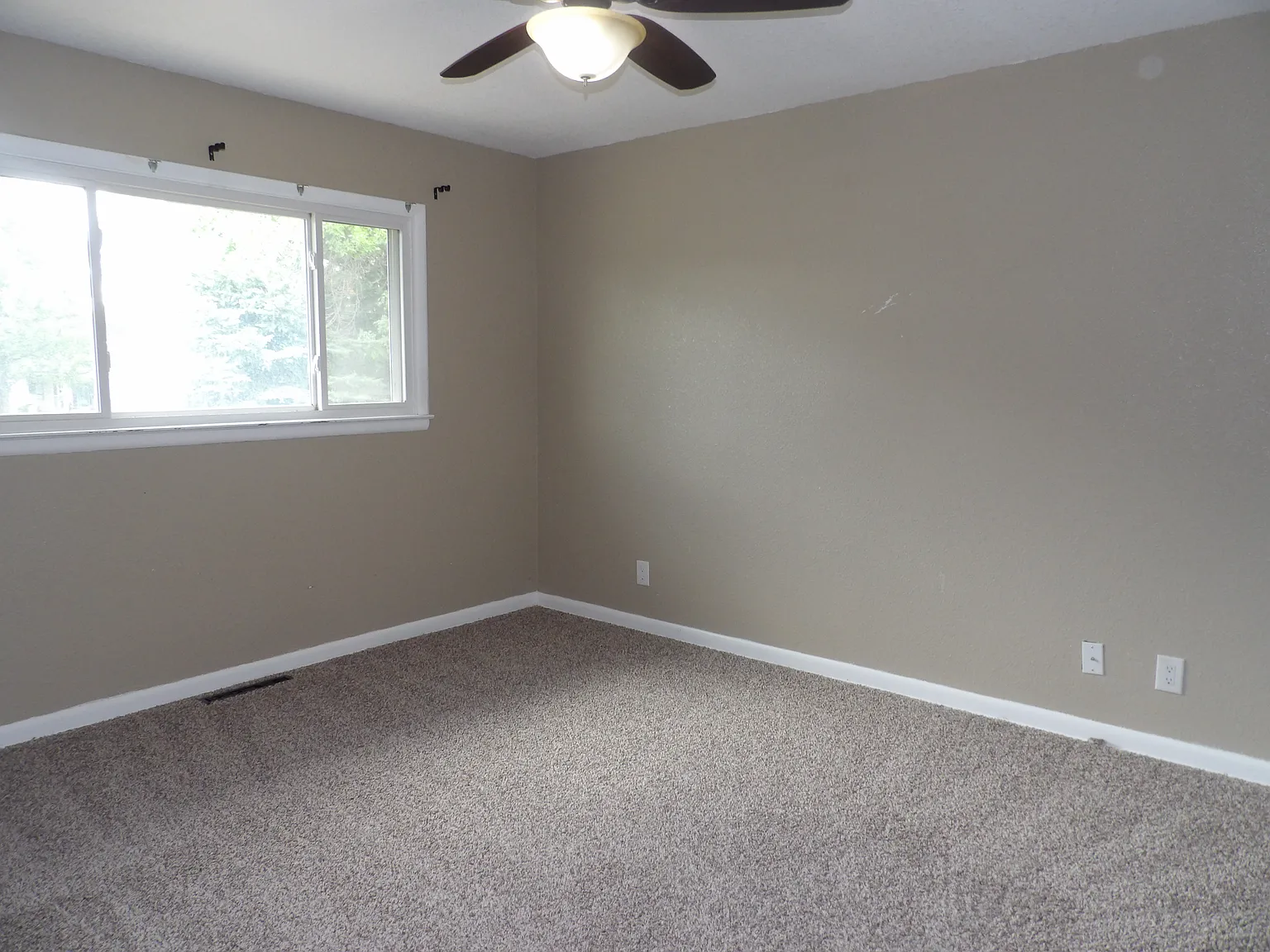 5 bed, 2872 sqft, $2,295 — Photo 4