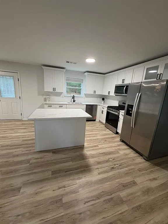 6 bed, 3.0 bath, 3486 sqft, $3,500 — Photo 4