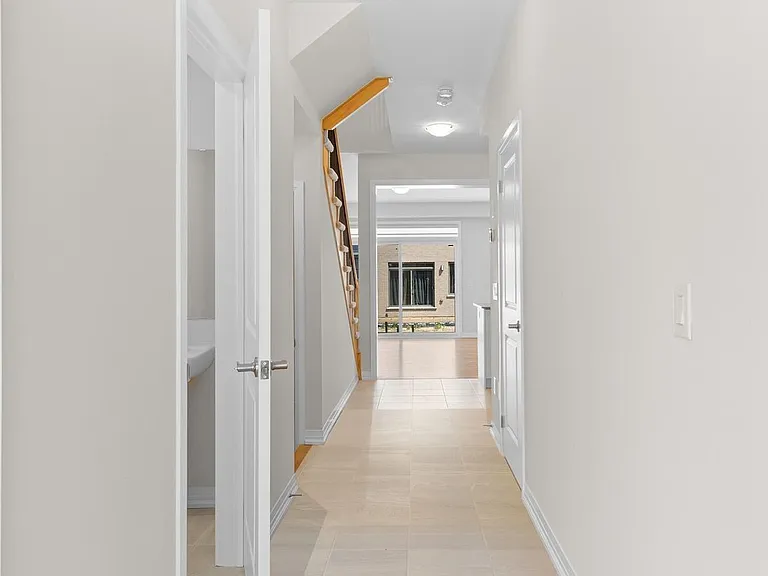 16 Crossmore Cres — Photo 4