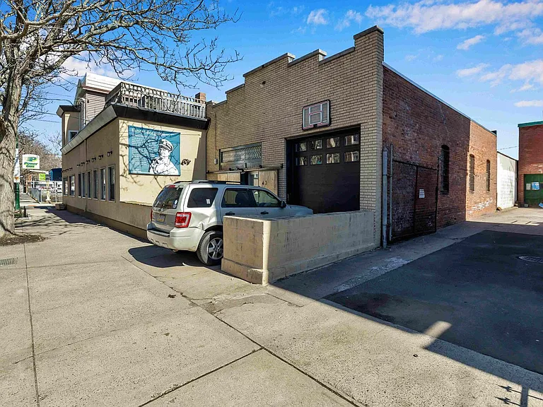 43 Howe St — Photo 1