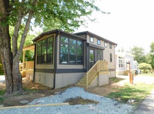 129 Drifting Brooke Ln, Flat Rock, NC 28731