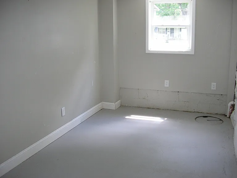 628 Woodford Ave — Photo 7