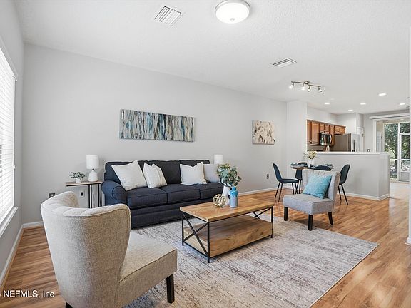3rd image of 8127 SUMMER GATE Court