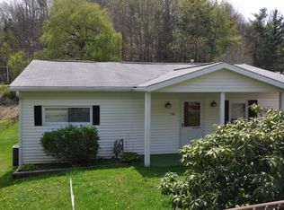 133 3rd St, Mount Hope, WV 25880