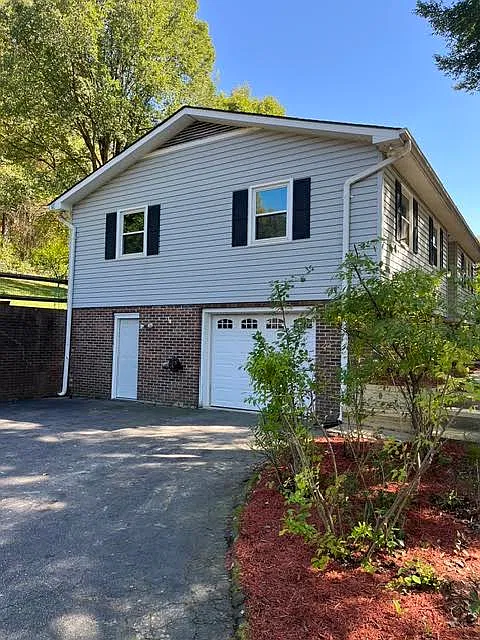 3 bed, $2,495 — Photo 2