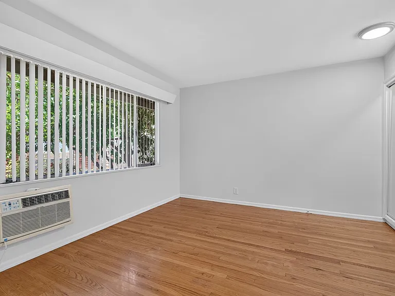 425 S Los Robles Ave — Photo 26