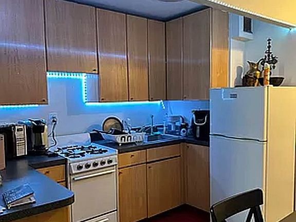 2nd image of 530 W 47th St APT 5B